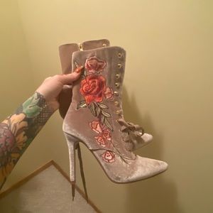 FASHION NOVA BOOTIES 7.5